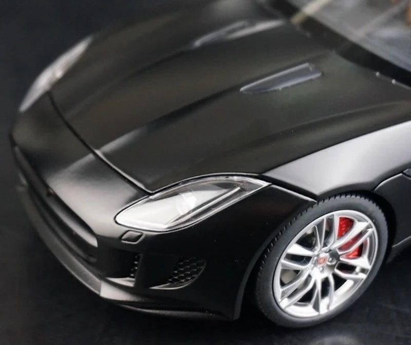 [AutoArt] 1:18 Jaguar 2013 F-Type Black Model Car Die-Cast