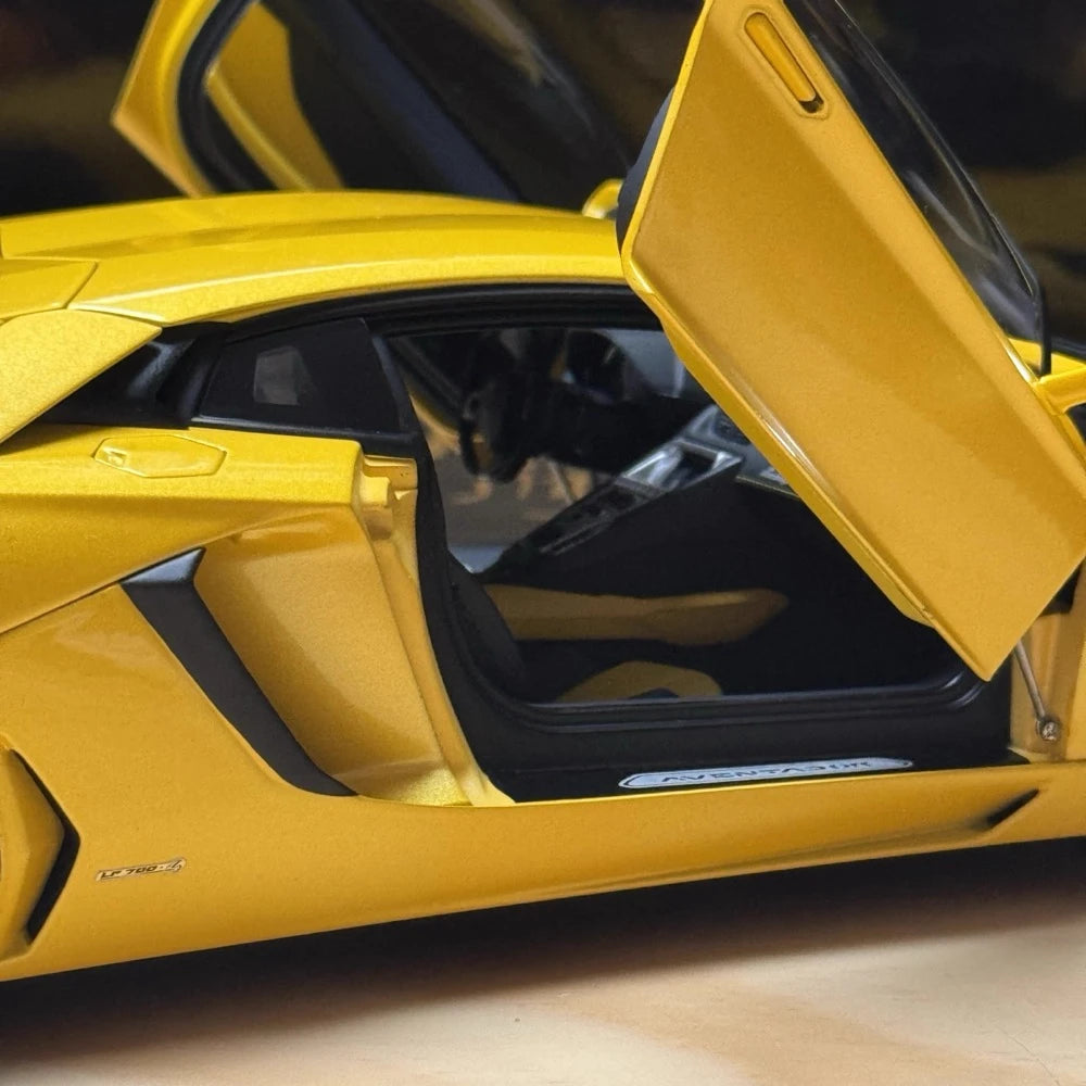 [AutoArt] 1:18 Lamborghini 2011 Aventador LP700-4 Yellow Model Car Die-Cast