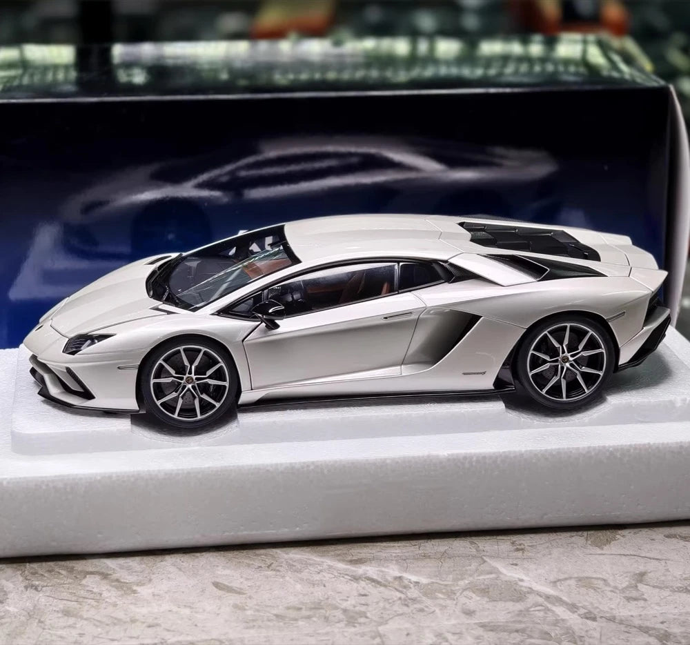 [AutoArt] 1:18 Lamborghini 2017 Aventador S Silver Model Car Die-Cast