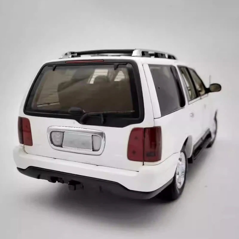 [Autoart] 1:18 Lincoln 2003 Navigator White Model Car Die-Cast