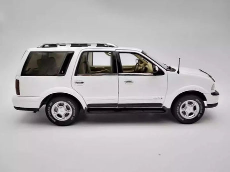 [Autoart] 1:18 Lincoln 2003 Navigator White Model Car Die-Cast
