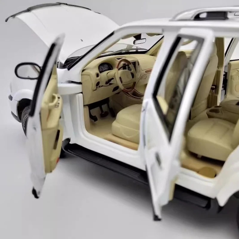 [Autoart] 1:18 Lincoln 2003 Navigator White Model Car Die-Cast