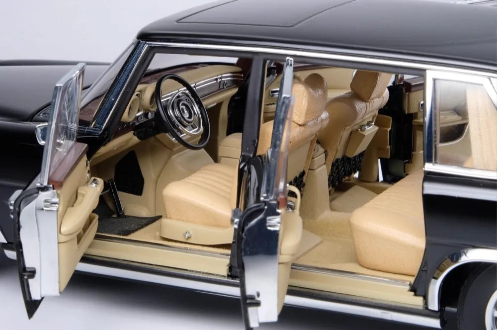 [AutoArt] 1:18 Mercedes-Benz 1963 600 Pullman W100 Black Model Car Die-Cast