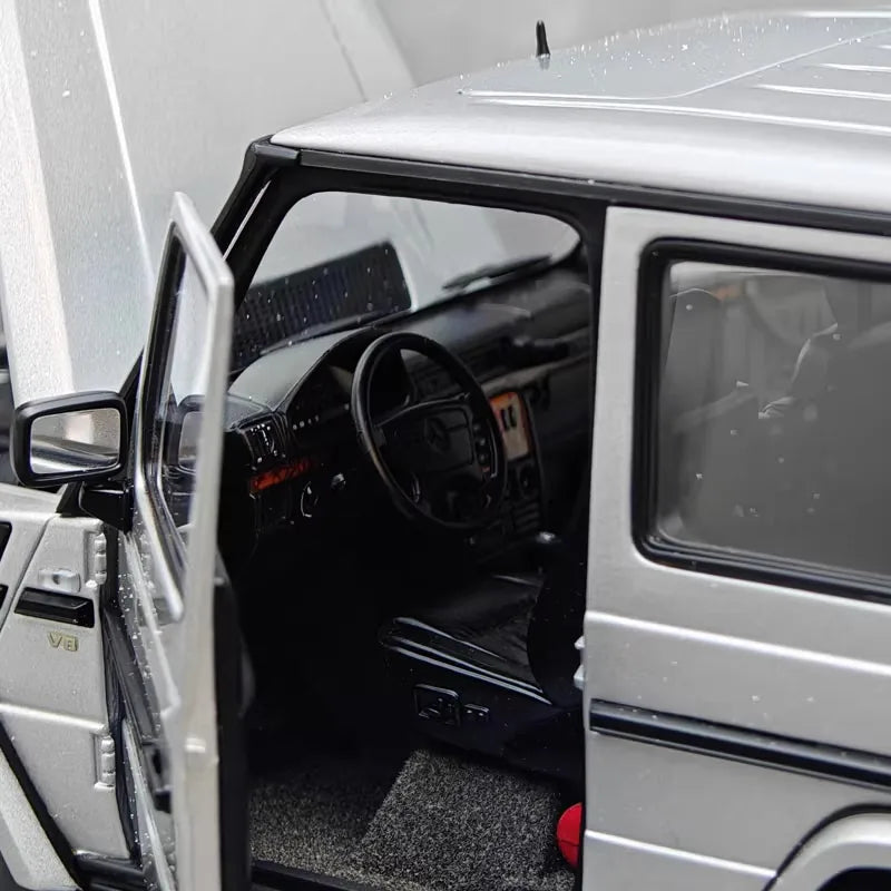 [AutoArt] 1:18 Mercedes-Benz 1998 G500 SWB Silver Model Car Die-Cast