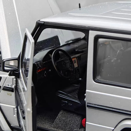 [AutoArt] 1:18 Mercedes-Benz 1998 G500 SWB Silver Model Car Die-Cast