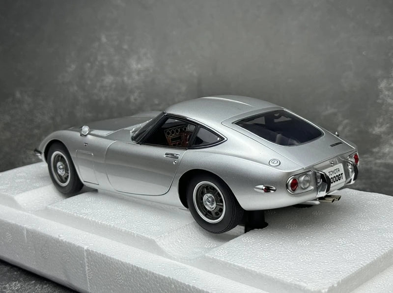 [AutoArt] 1:18 Toyota 1967 2000GT Silver Model Car Die-Cast