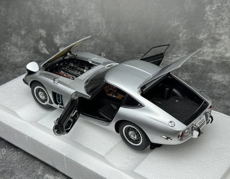 [AutoArt] 1:18 Toyota 1967 2000GT Silver Model Car Die-Cast