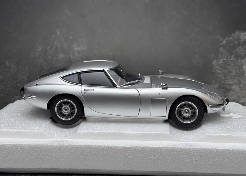 [AutoArt] 1:18 Toyota 1967 2000GT Silver Model Car Die-Cast