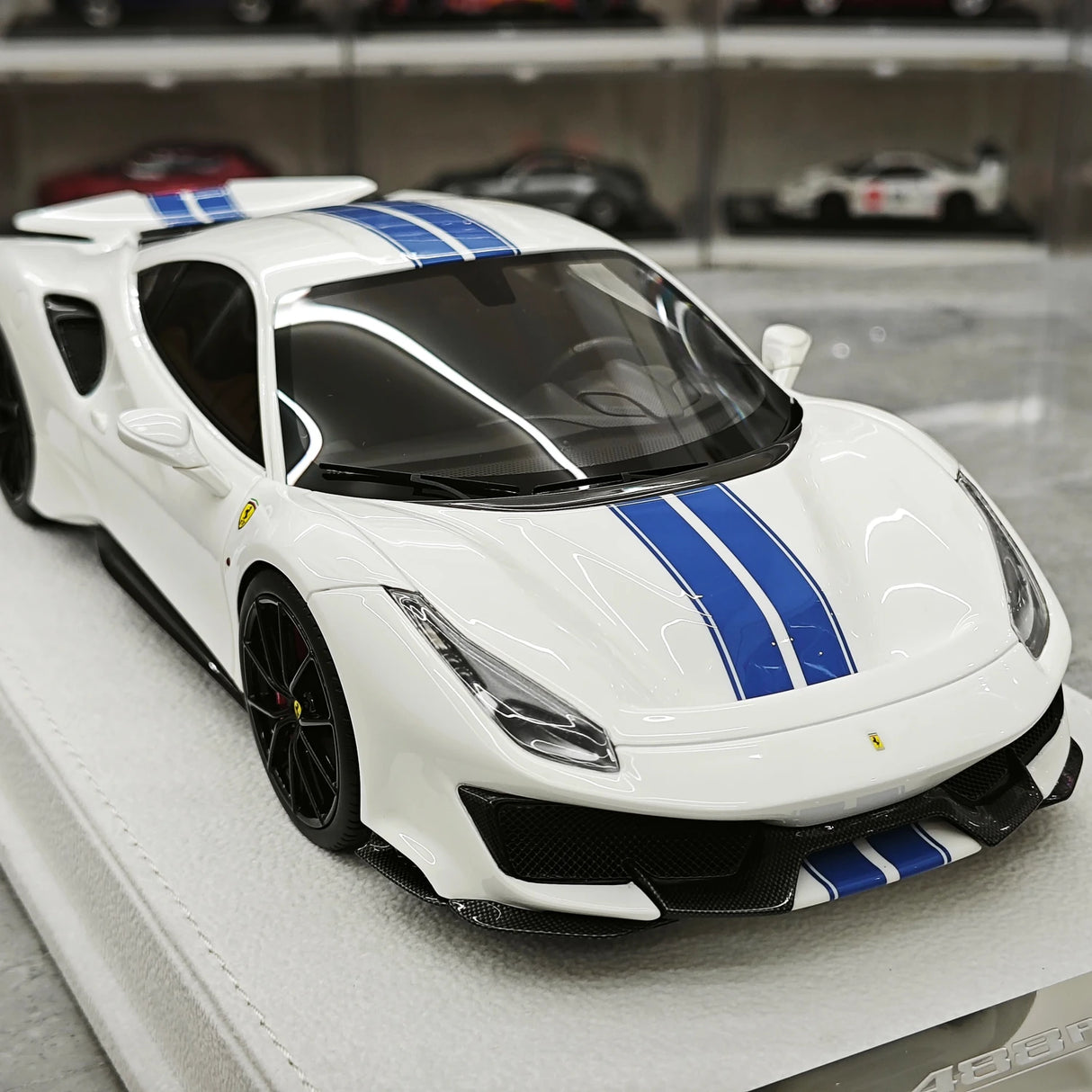 BBA Ferrari 2018 488 Pista White Blue Livery 1:18 – Resina de Modelo de Resina de Coleção