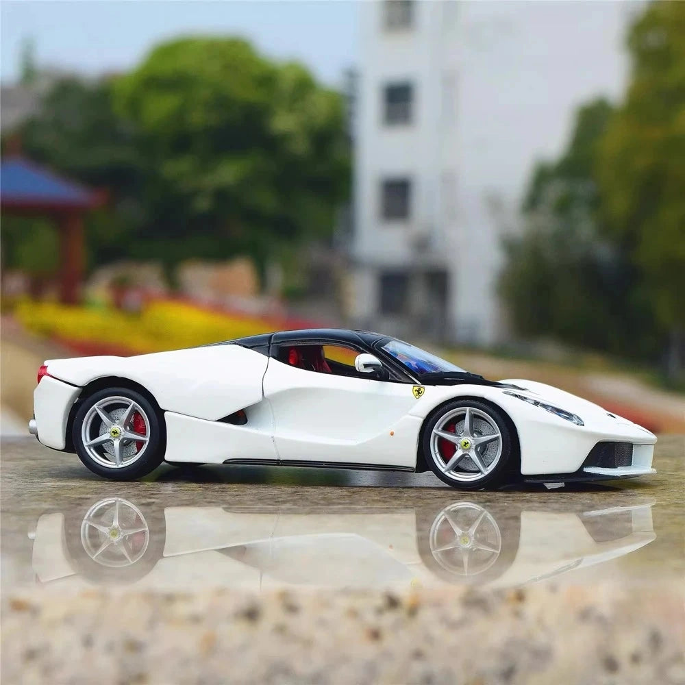 [Bburago] 1:24 Ferrari 2016 LaFerrari bianco modellino di auto Die-Cast