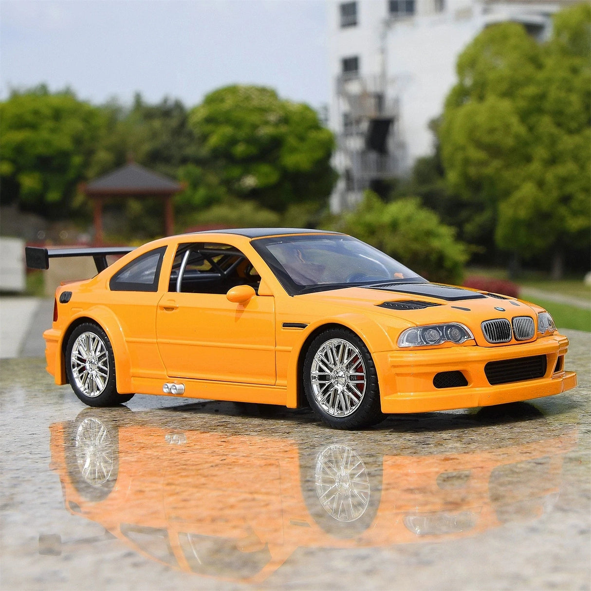 BMW 2001 M3 GTR E46 Orange 1:24 – Modello Pressofuso per Display Pressofuso