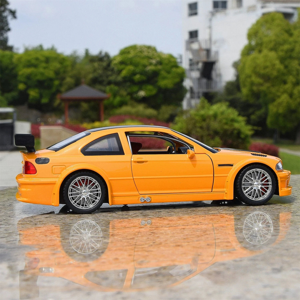 BMW 2001 M3 GTR E46 Orange 1:24 – Modello Pressofuso per Display Pressofuso