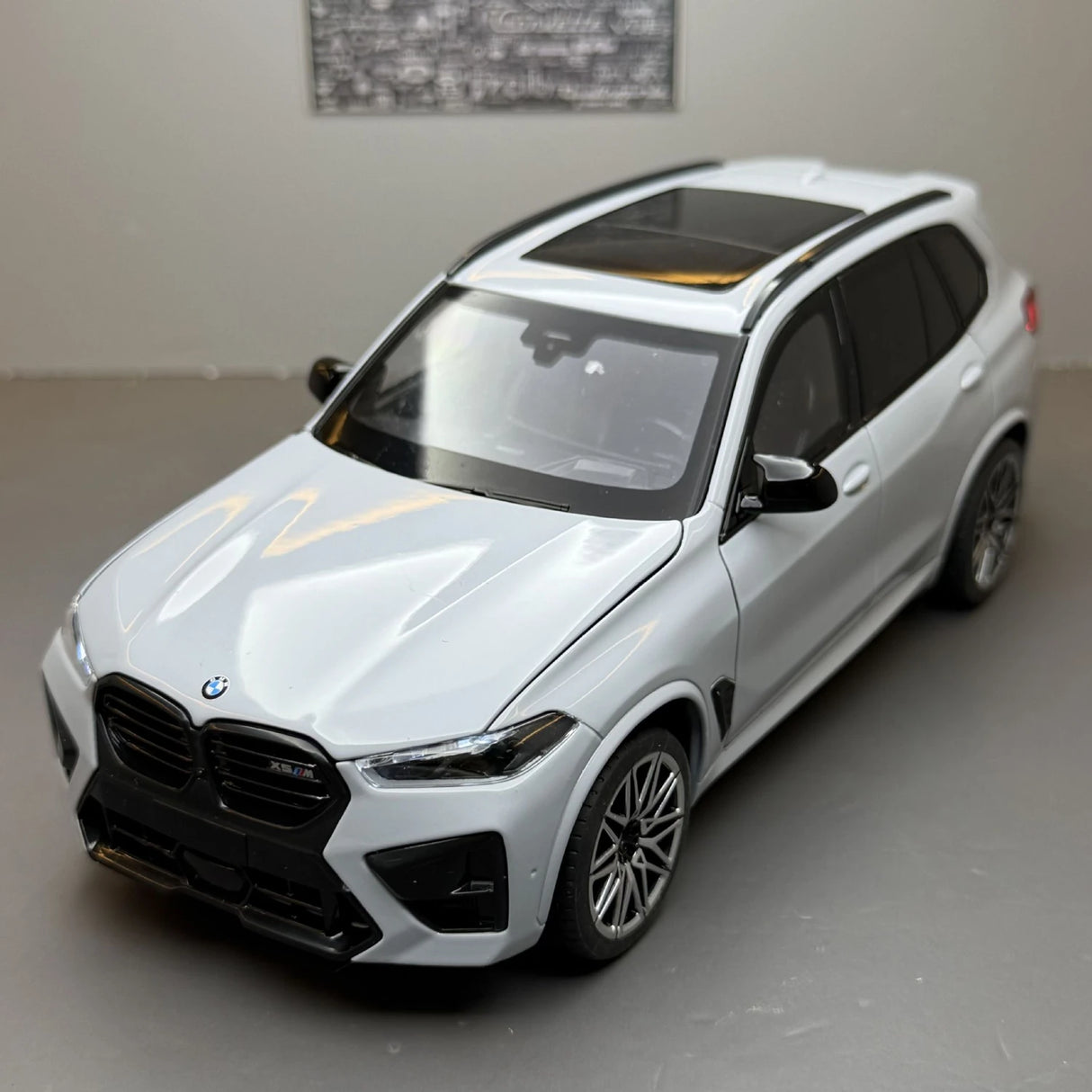BMW 2020 X5 M Competition F95 grijs 1:24 – diecast displaymodel