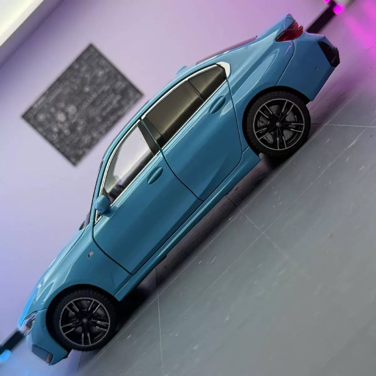 BMW 2022 325Li G28 LCI blauw 1:24 – diecast displaymodel