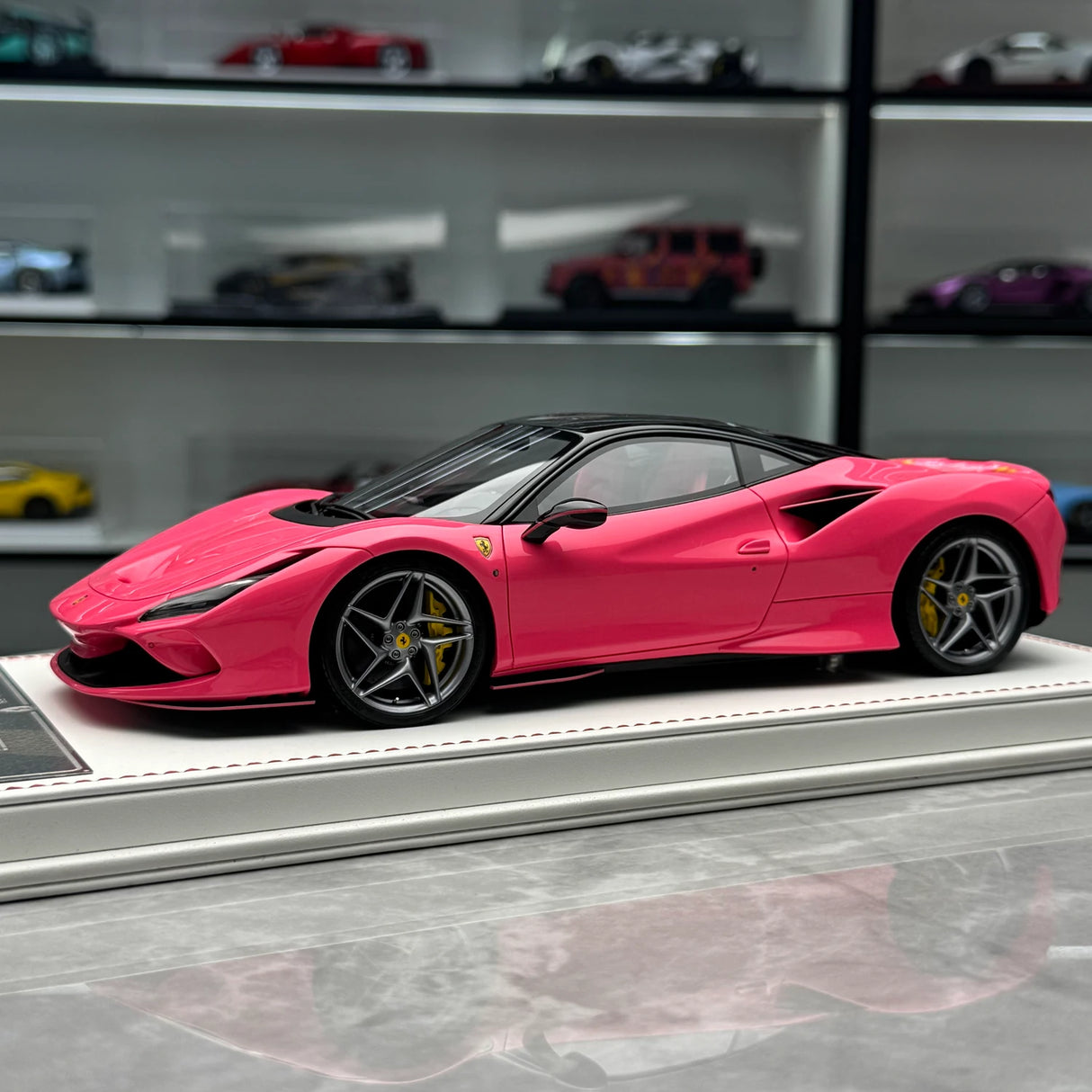 Davis &amp; Giovanni Ferrari 2019 F8 Tributo Pink Salt Bae Livery 1:18 – Samlarresinmodellresin