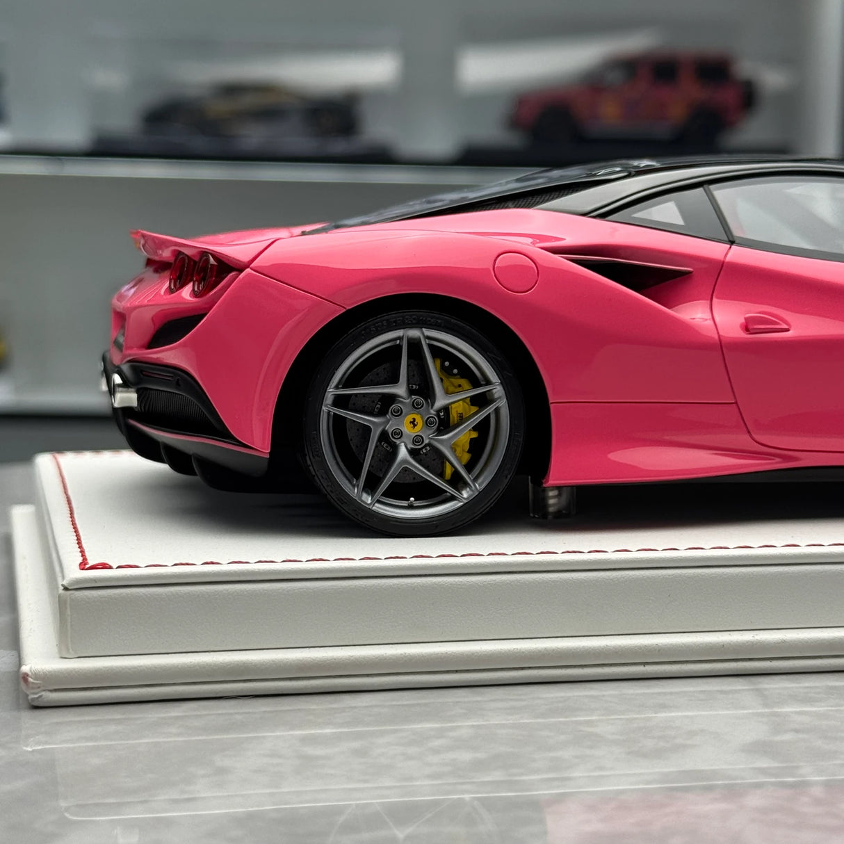 Davis &amp; Giovanni Ferrari 2019 F8 Tributo Pink Salt Bae Livery 1:18 – Samlarresinmodellresin