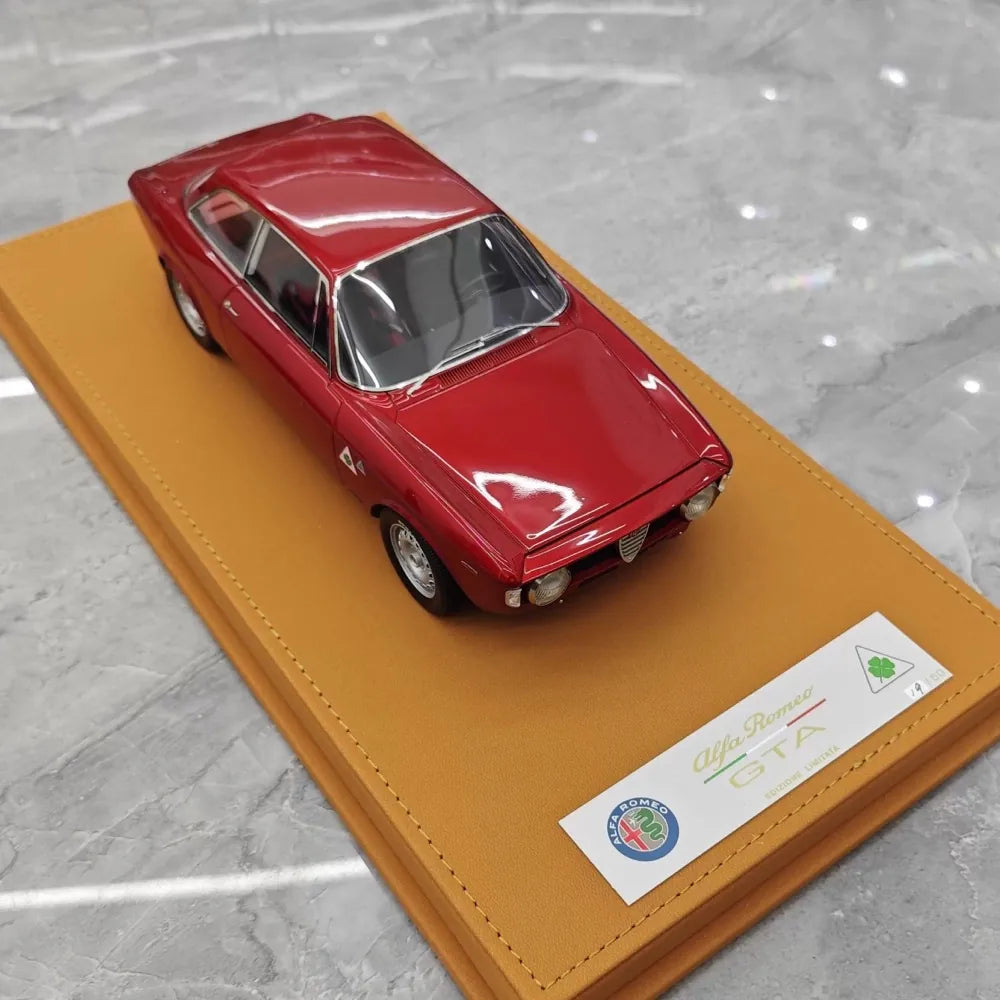 [DMH] 1:18 Alfa Romeo 1965 GTA 1300 Deep röd modellbil harts