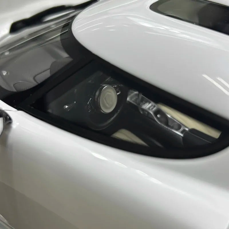 [FrontiArt] 1:18 Koenigsegg 2022 CC850 White Model Car Resin