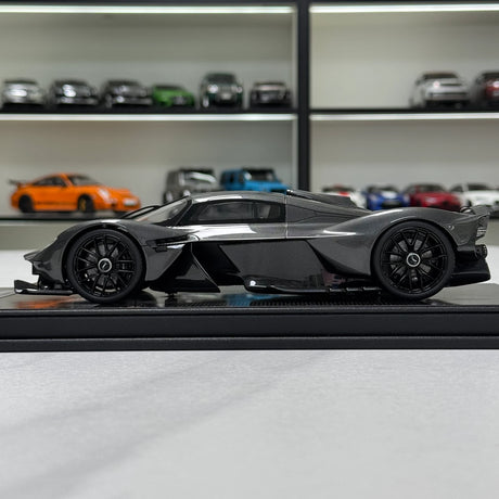 FrontiArt Aston Martin 2021 Valkyrie Carbon 1:18 – Collectible Resin Model Resin