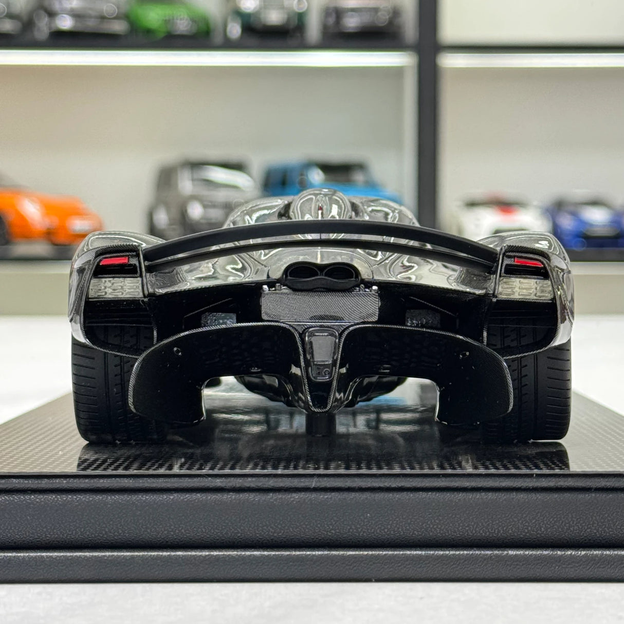 FrontiArt Aston Martin 2021 Valkyrie Carbon 1:18 – Verzamelbare Resin Modelresin Hars