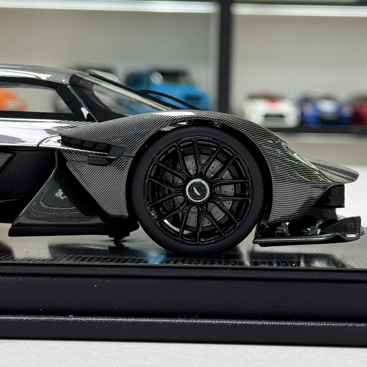 FrontiArt Aston Martin 2021 Valkyrie Carbon 1:18 – Verzamelbare Resin Modelresin Hars