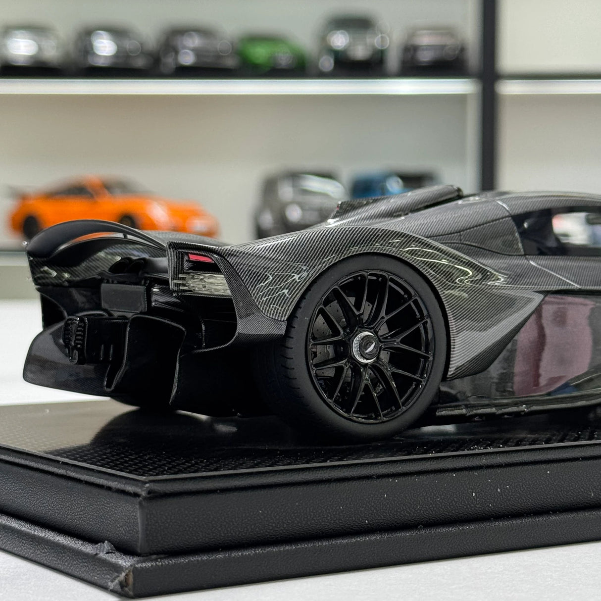 FrontiArt Aston Martin 2021 Valkyrie Carbon 1:18 – Verzamelbare Resin Modelresin Hars