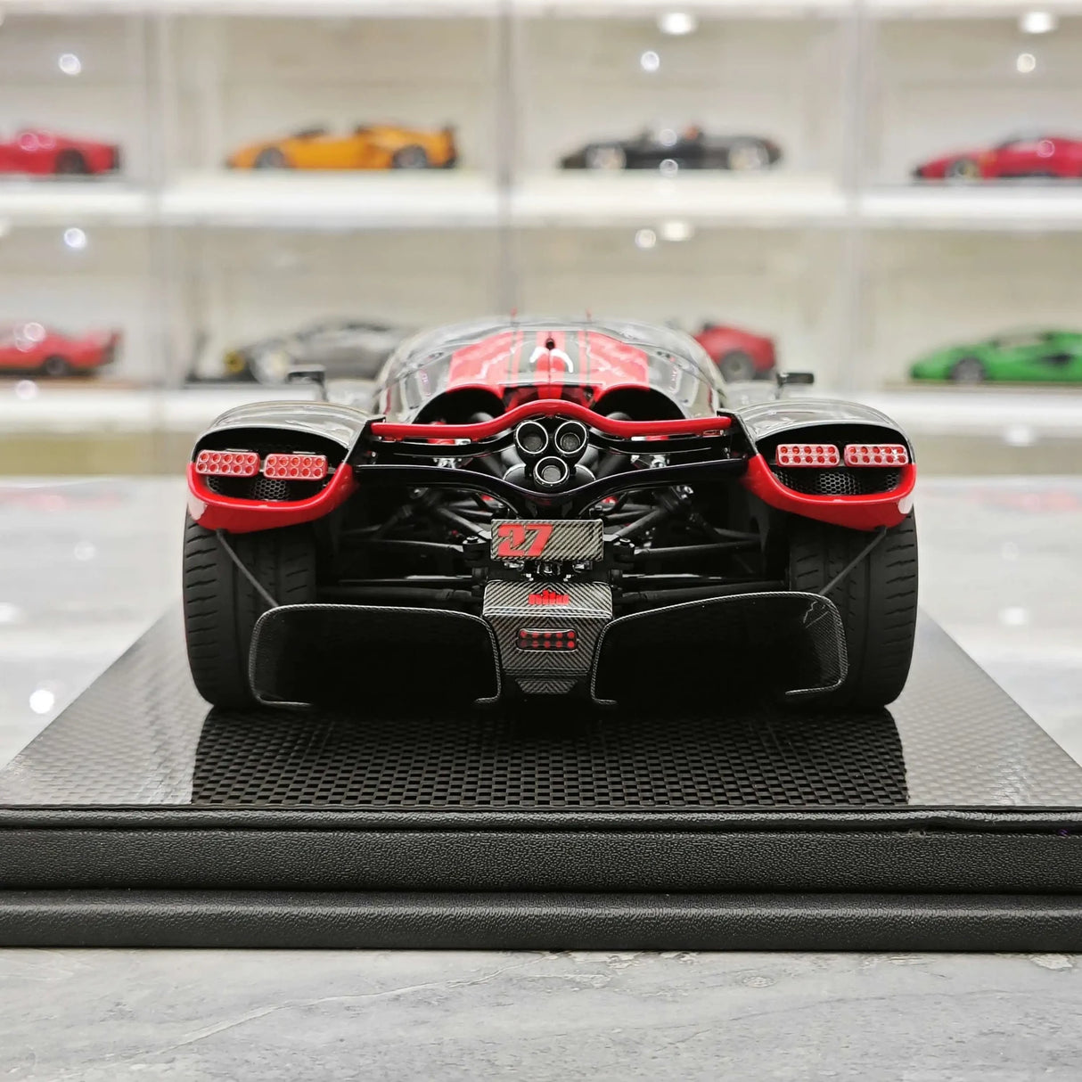 Nilu27 2024 NILU Black Red 1:18 resin model car by FrontiArt - view 7