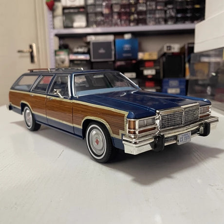 [Greenlight] 1:18 Ford 1979 LTD Country Squire Wagon Blue Model Car Die-Cast