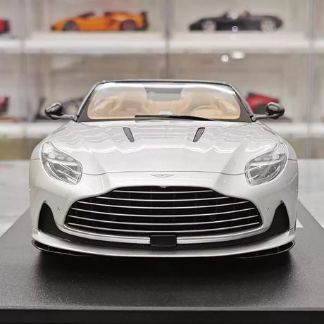 [GT Spirit] 1:18 Aston Martin 2023 DB12 Volante zilver modelauto Hars