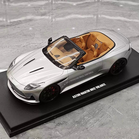 [GT Spirit] 1:18 Aston Martin 2023 DB12 Volante zilver modelauto Hars
