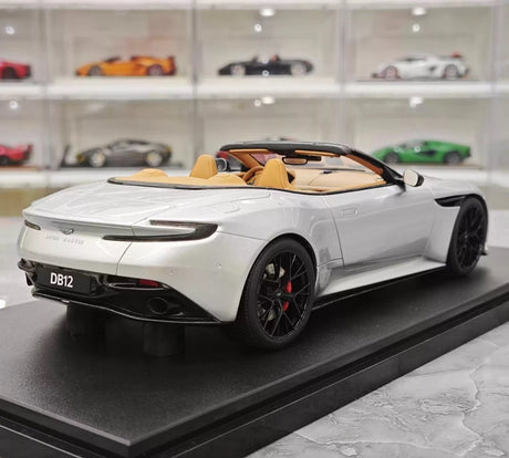 [GT Spirit] 1:18 Aston Martin 2023 DB12 Volante zilver modelauto Hars
