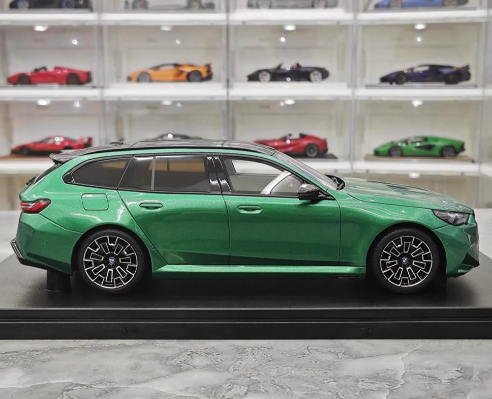 [GT Spirit] 1:18 BMW 2025 M5 Touring Isle verde modellino di auto resina