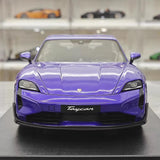 [GT Spirit] 1:18 Porsche 2025 Taycan Turbo GT viola modellino di auto resina
