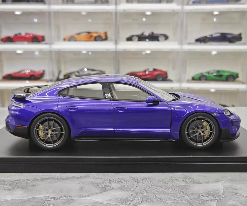 [GT Spirit] 1:18 Porsche 2025 Taycan Turbo GT viola modellino di auto resina