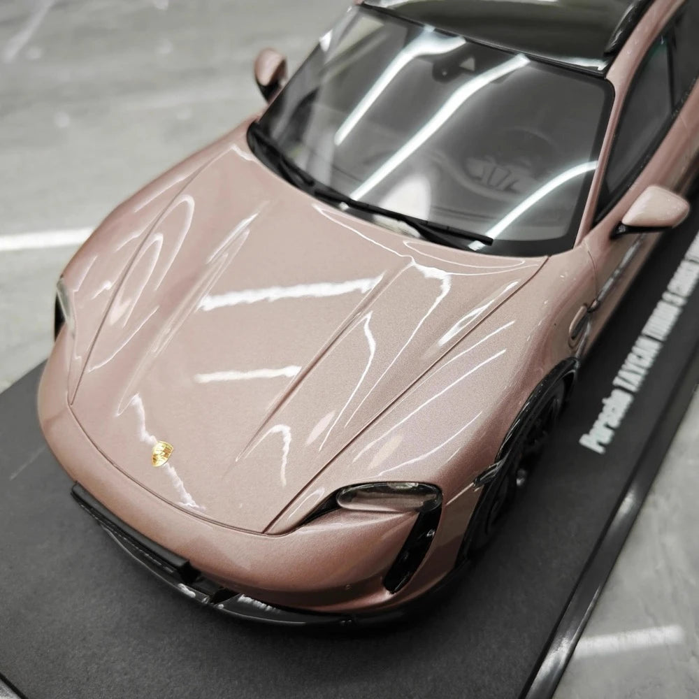 [GT Spirit] 1:18 Porsche 2021 Taycan Cross Turismo Turbo S rosa modellino di auto resina
