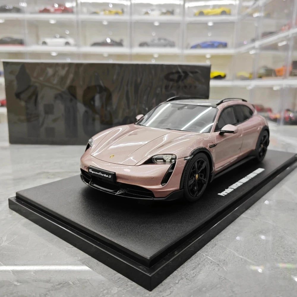 [GT Spirit] 1:18 Porsche 2021 Taycan Cross Turismo Turbo S rosa modellino di auto resina