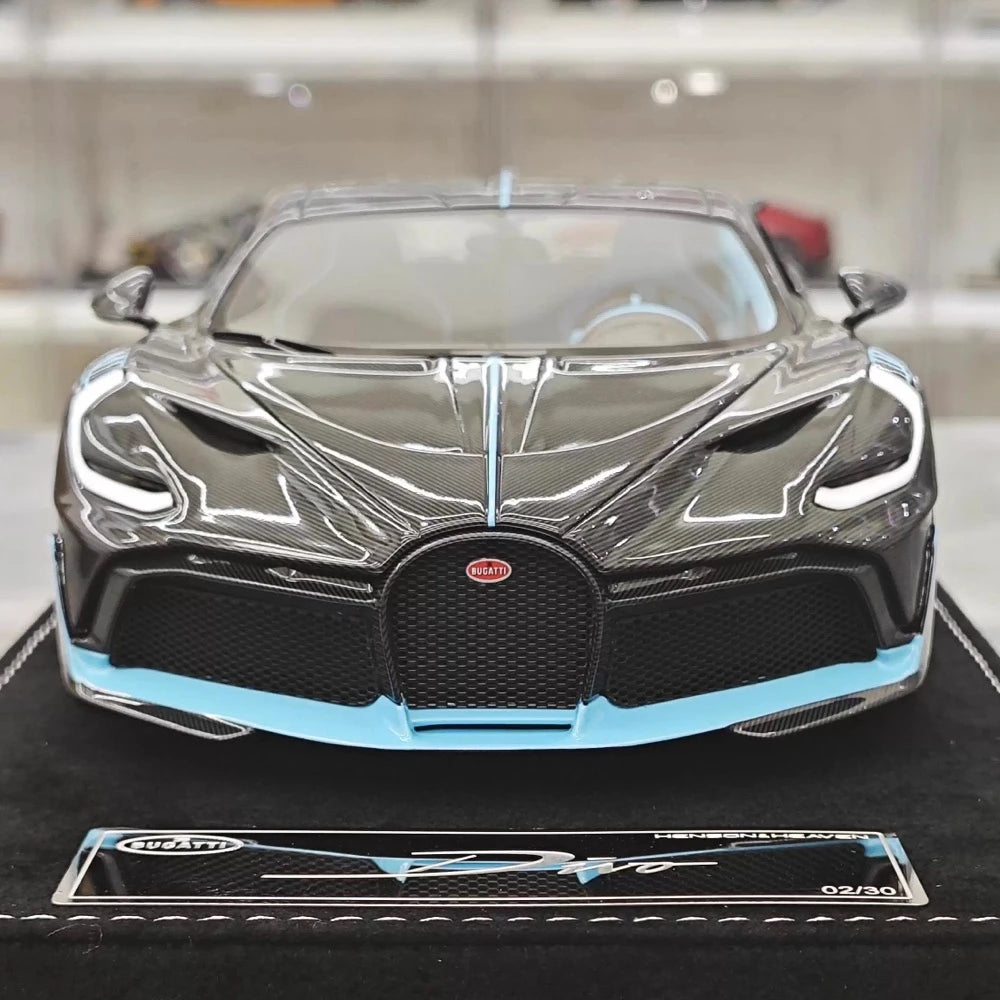[Henson & Heaven] 1:18 Bugatti 2019 Divo svart modellbil harts