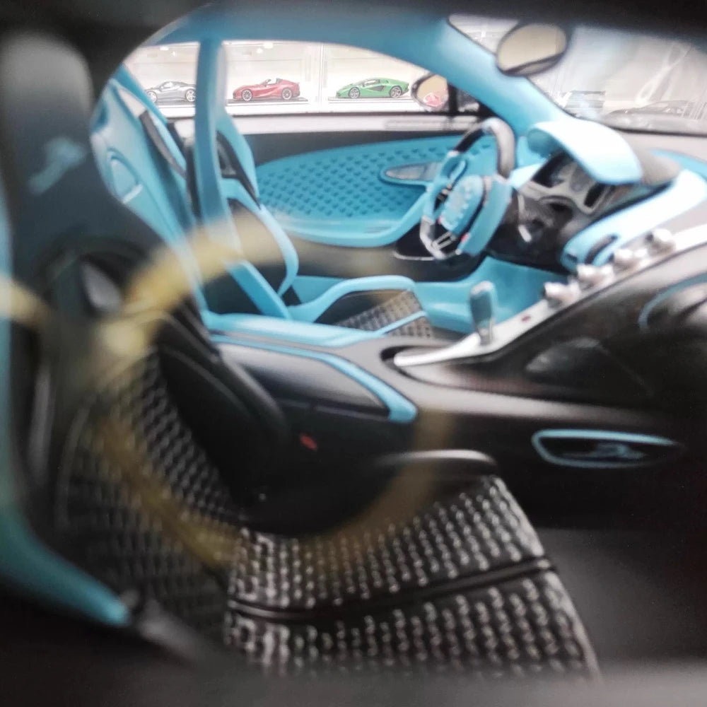 [Henson & Heaven] 1:18 Bugatti 2019 Divo svart modellbil harts