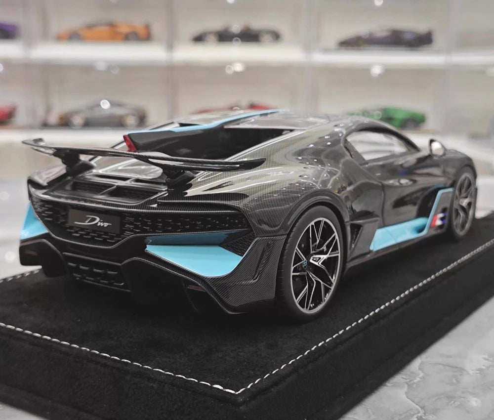 [Henson & Heaven] 1:18 Bugatti 2019 Divo svart modellbil harts