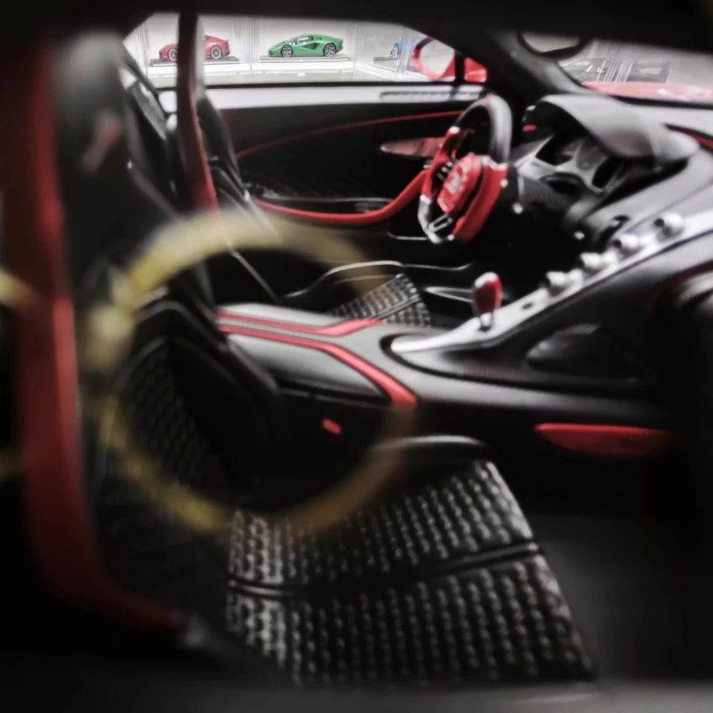 [Henson & Heaven] 1:18 Bugatti 2019 Divo Red Model Car Resin