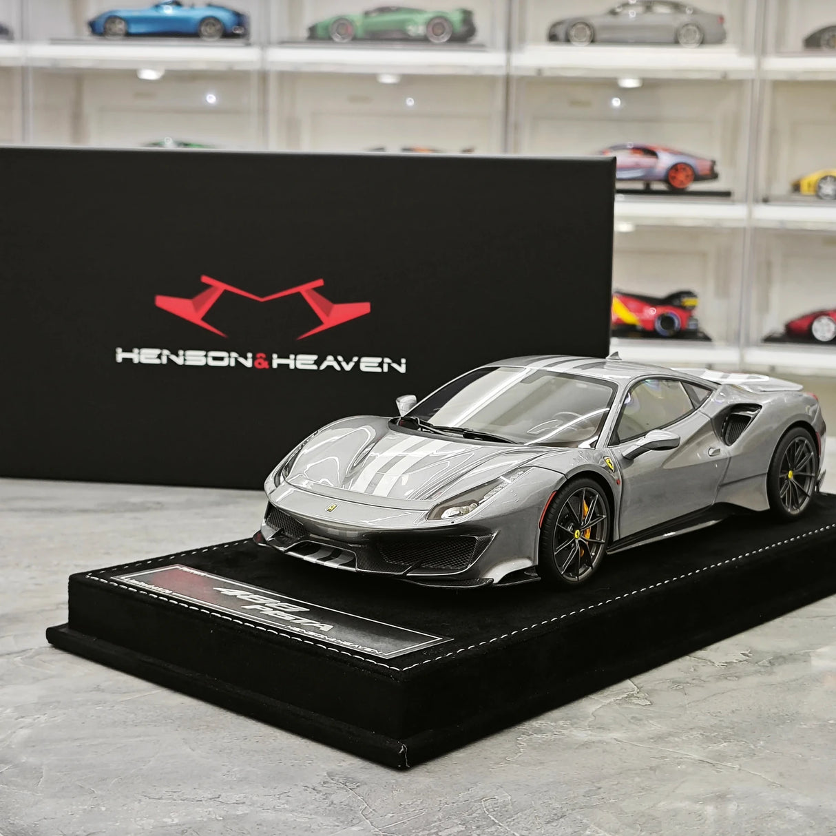 Henson & Heaven Ferrari 2018 488 Pista Metallic Grey 1:18 – Sammelobjekt-Resin-Modellharz