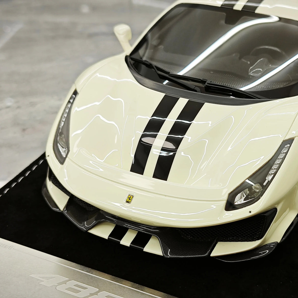 Henson & Heaven Ferrari 2018 488 Pista Off-White 1:18 – Sammelobjekt-Resin-Modellharz