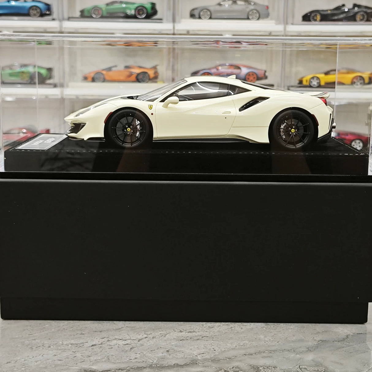Henson & Heaven Ferrari 2018 488 Pista Off-White 1:18 – Sammelobjekt-Resin-Modellharz