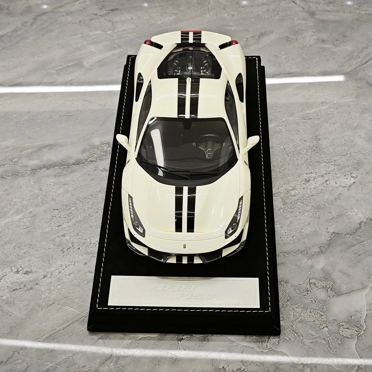 Henson & Heaven Ferrari 2018 488 Pista Off-White 1:18 – Sammelobjekt-Resin-Modellharz