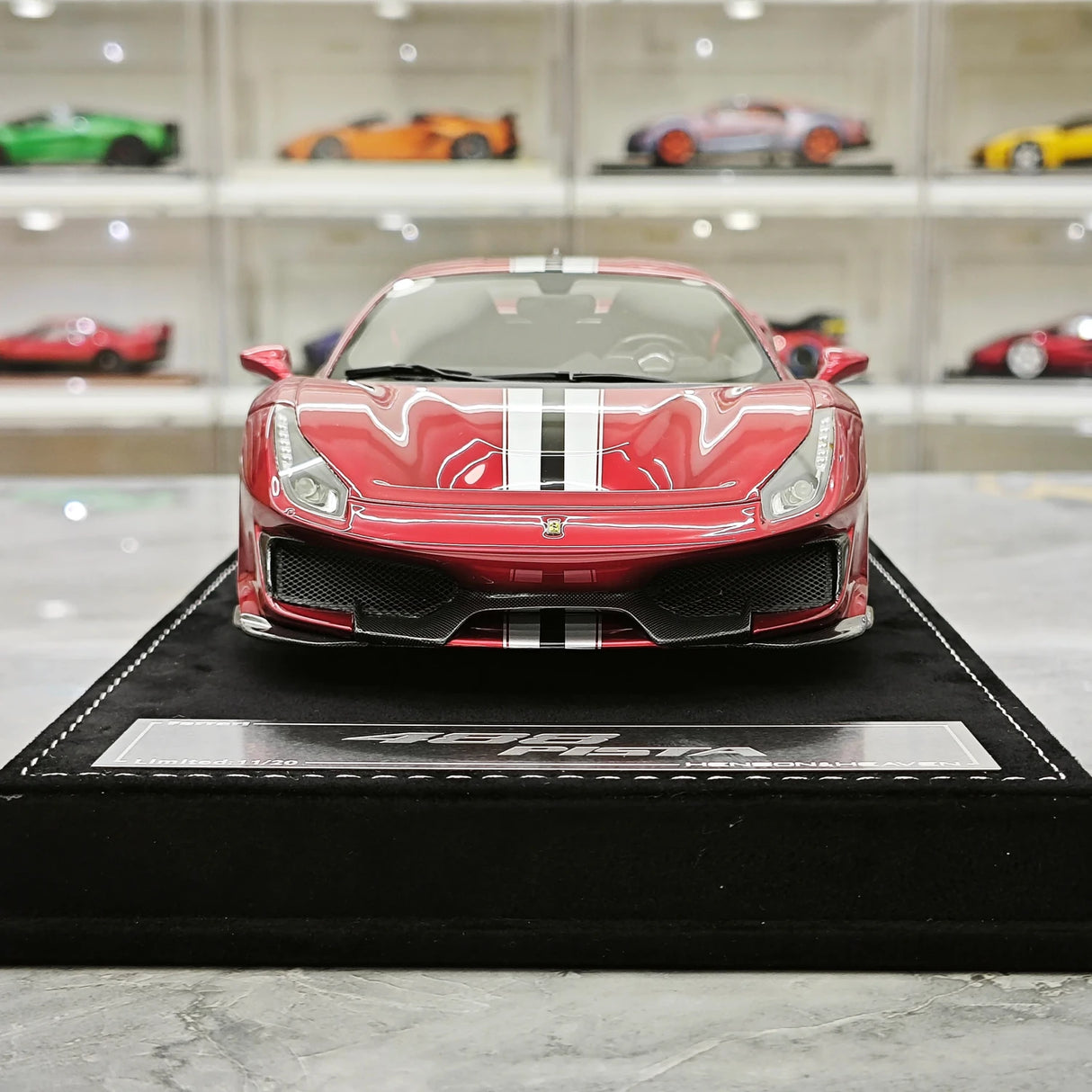 Henson & Heaven Ferrari 2018 488 Pista Rosso Vulcano 1:18 – Sammelobjekt-Resin-Modellharz