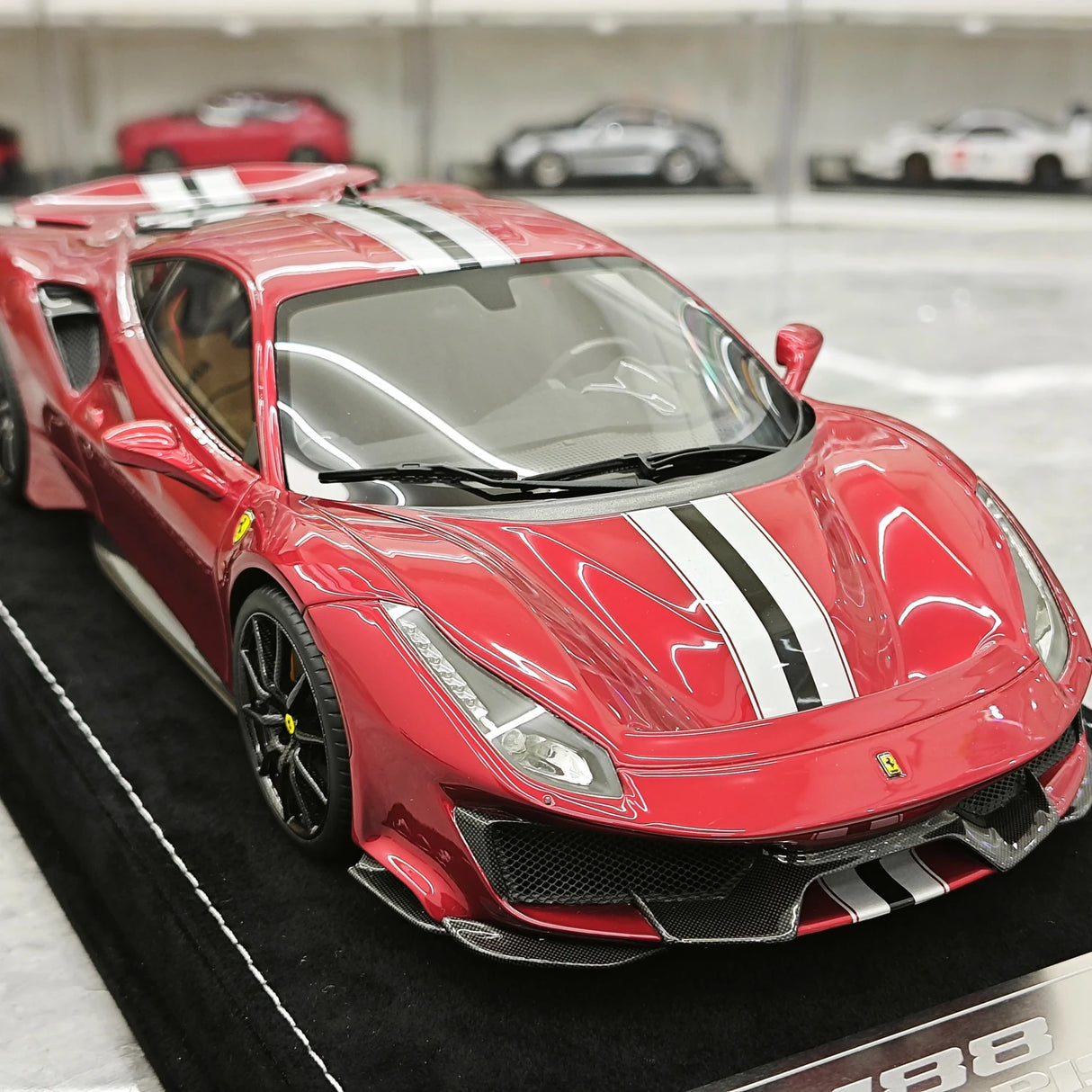 Henson & Heaven Ferrari 2018 488 Pista Rosso Vulcano 1:18 – Sammelobjekt-Resin-Modellharz