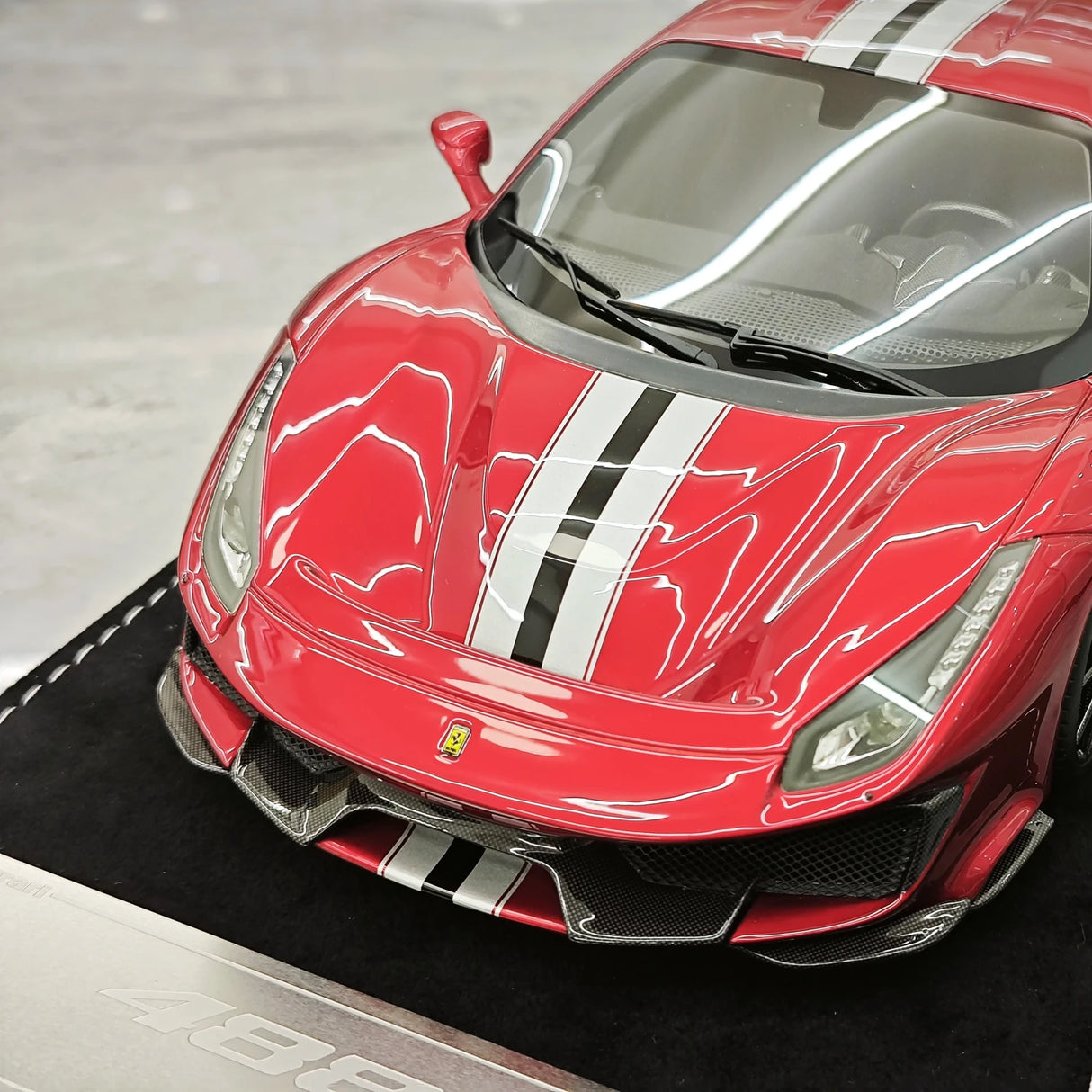 Henson & Heaven Ferrari 2018 488 Pista Rosso Vulcano 1:18 – Sammelobjekt-Resin-Modellharz