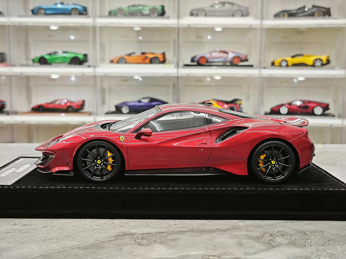 Henson & Heaven Ferrari 2018 488 Pista Rosso Vulcano 1:18 – Sammelobjekt-Resin-Modellharz