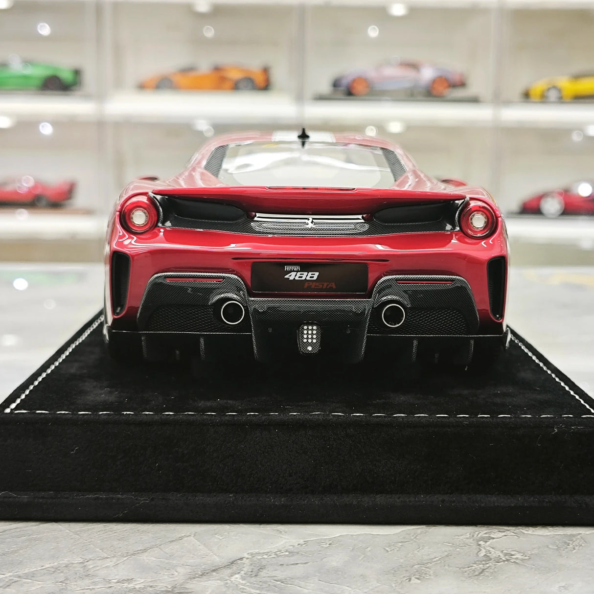 Henson & Heaven Ferrari 2018 488 Pista Rosso Vulcano 1:18 – Sammelobjekt-Resin-Modellharz