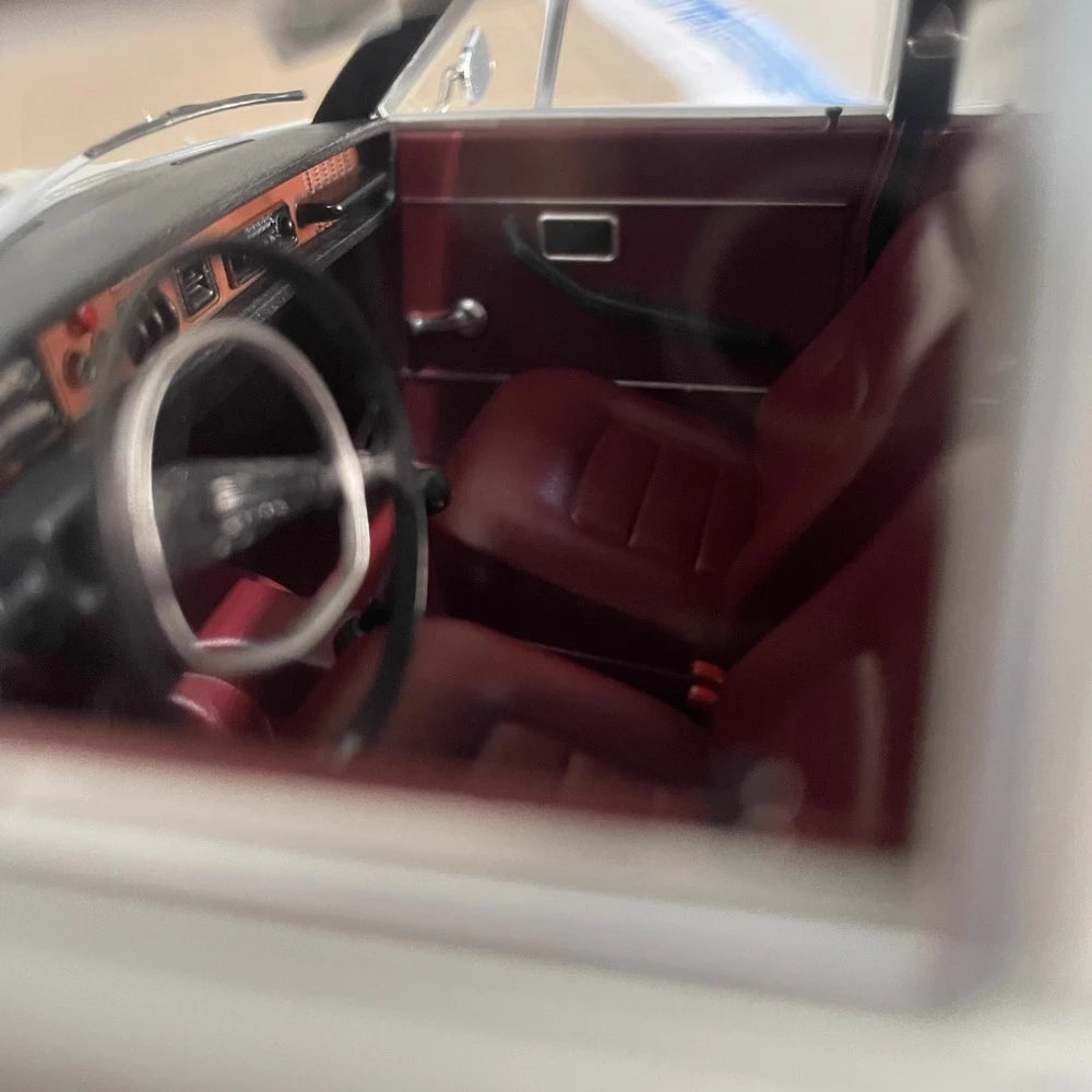 [KK Scale] 1:18 Volvo 1970 164 White Model Car Die-Cast